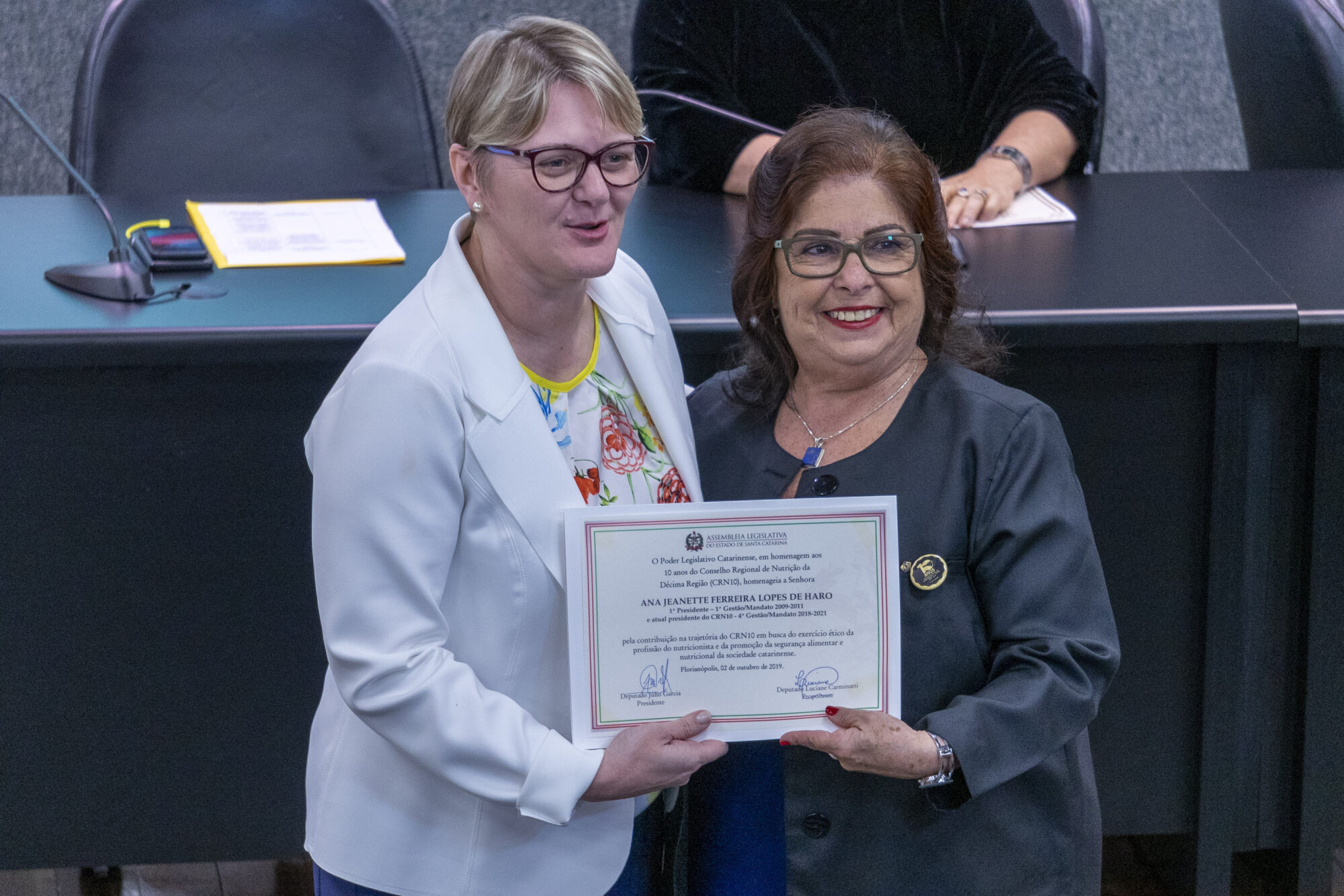 Deputada Luciane Carminatti entrega o certificado a Ana Jeanete, presidente do CRN - 10ª Região