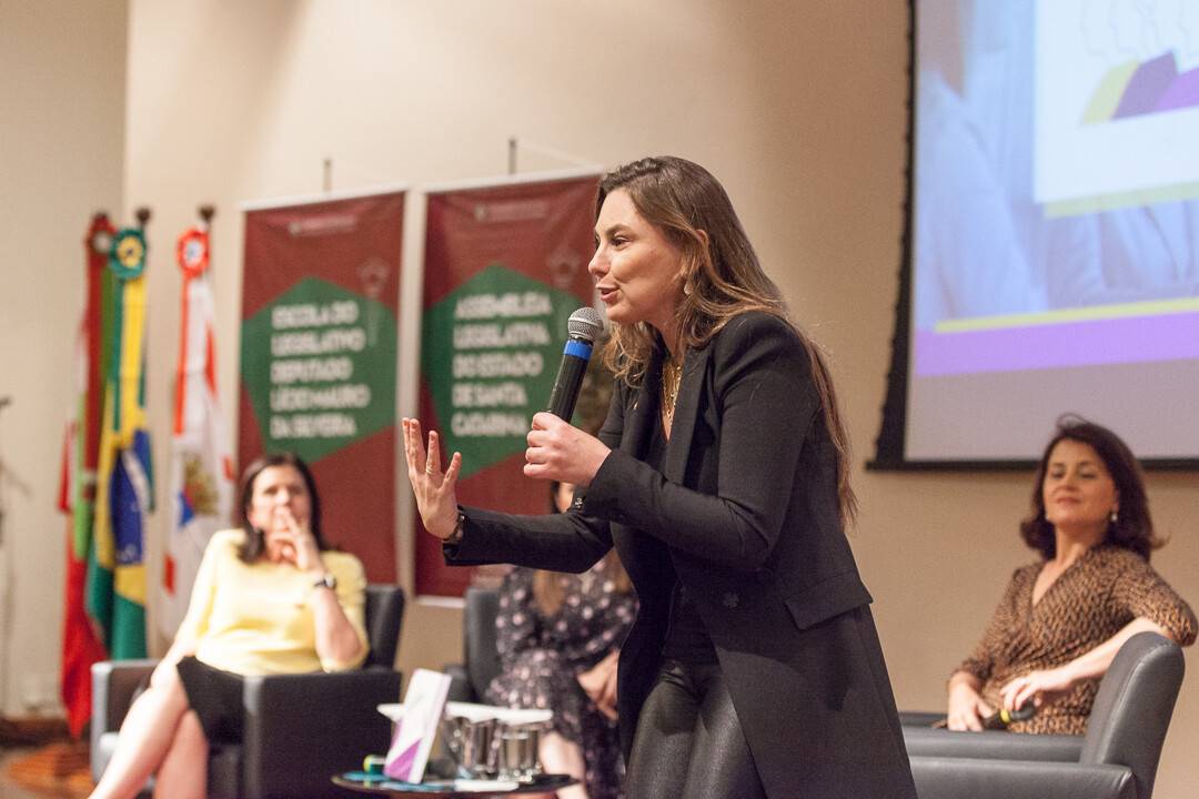Deputadas incentivam mulheres a derrubar portas e dominar partidos