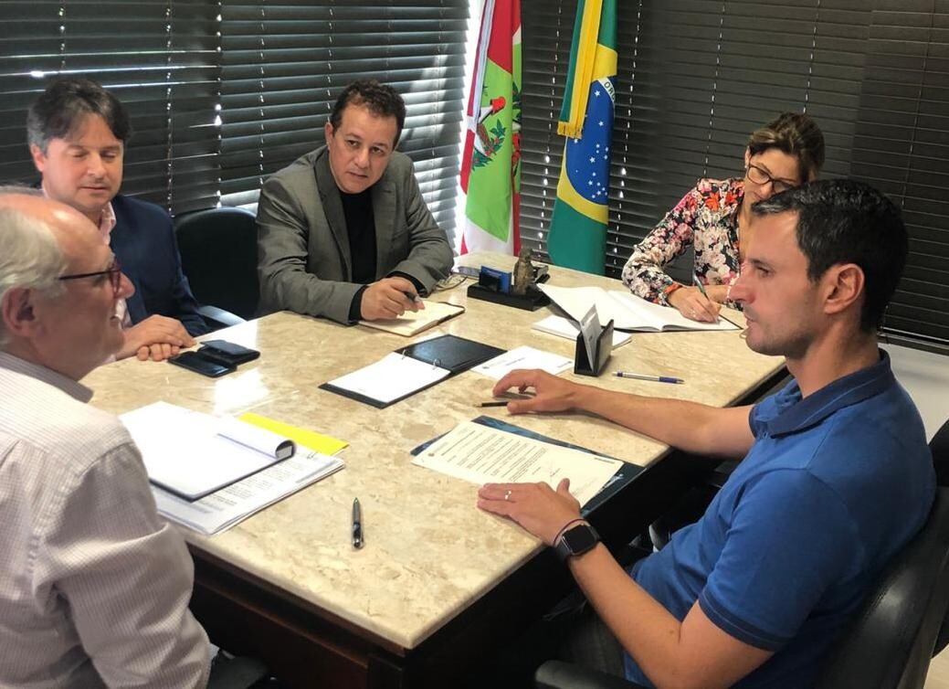 Deputados João Amin e Dr. Vicente em reunião com Marcelo Fett e Rui Gonçalves, executivos do setor de inovação e tecnologia