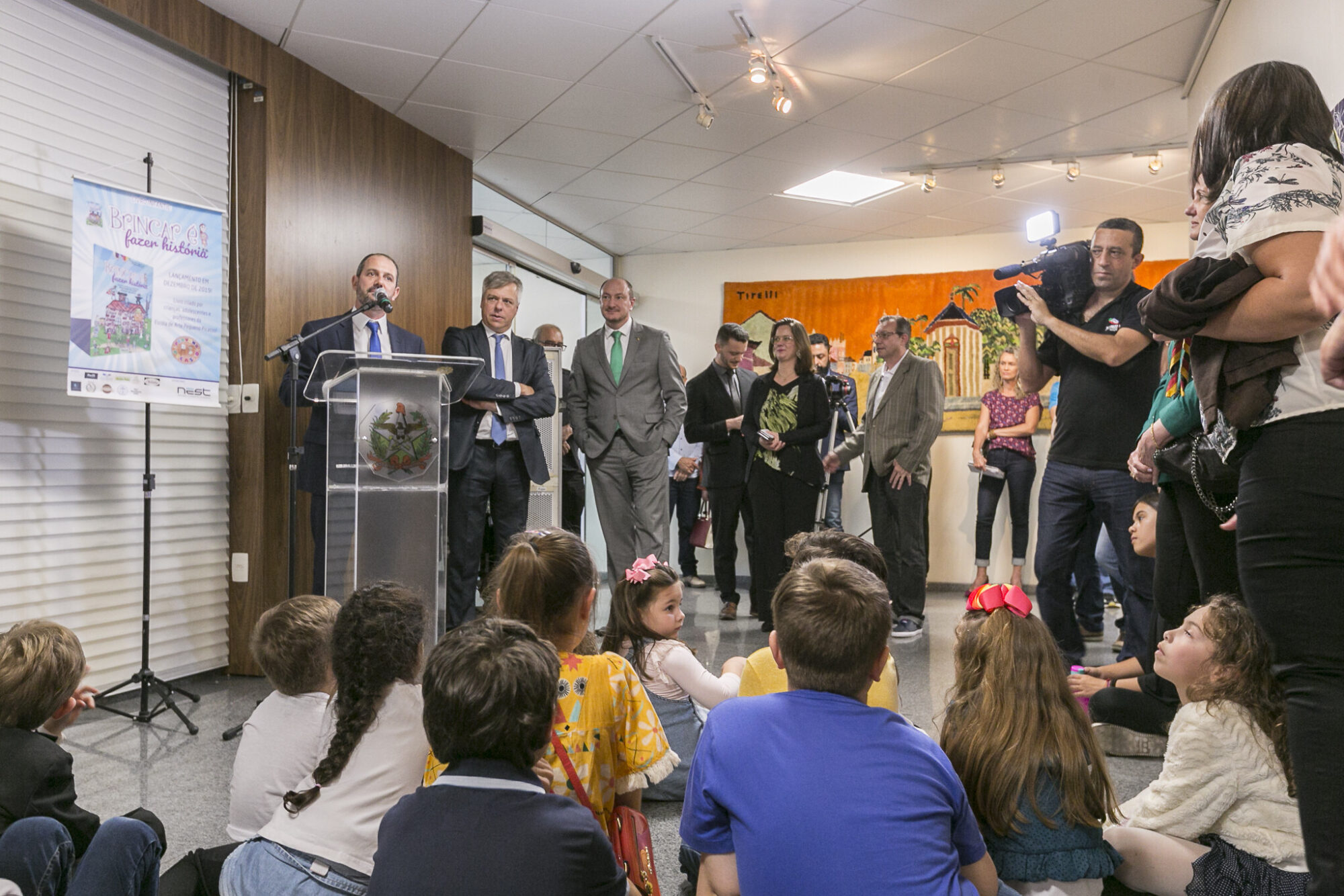 Alesc recebe exposição da Escola Pequeno Picasso, de Penha