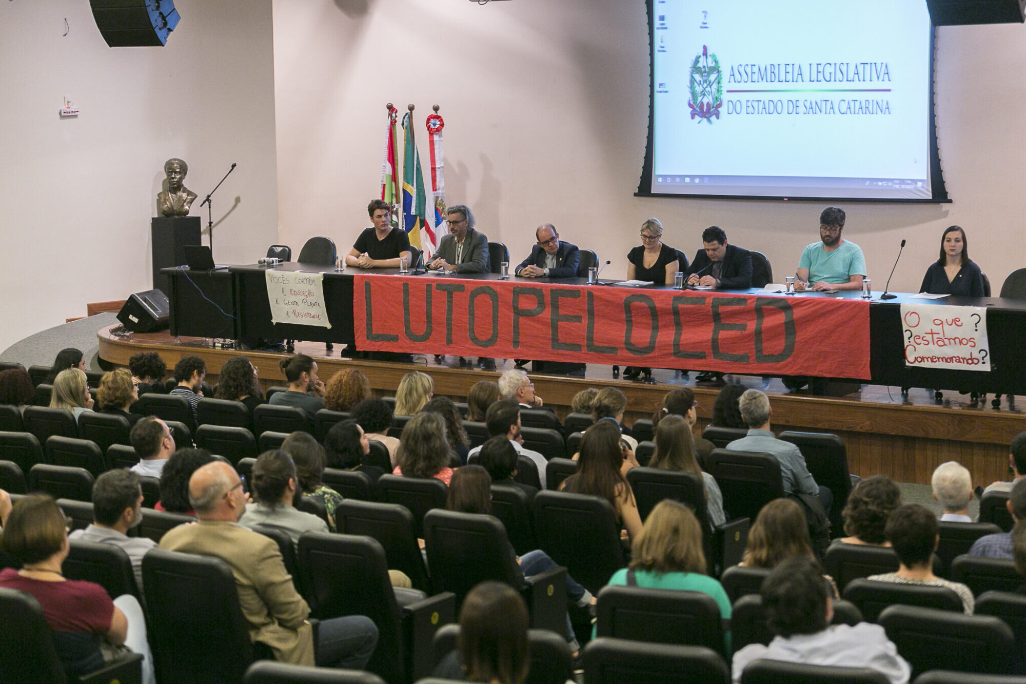 Com críticas ao governo, ato parlamentar solene marca os 50 anos do CED/UFSC