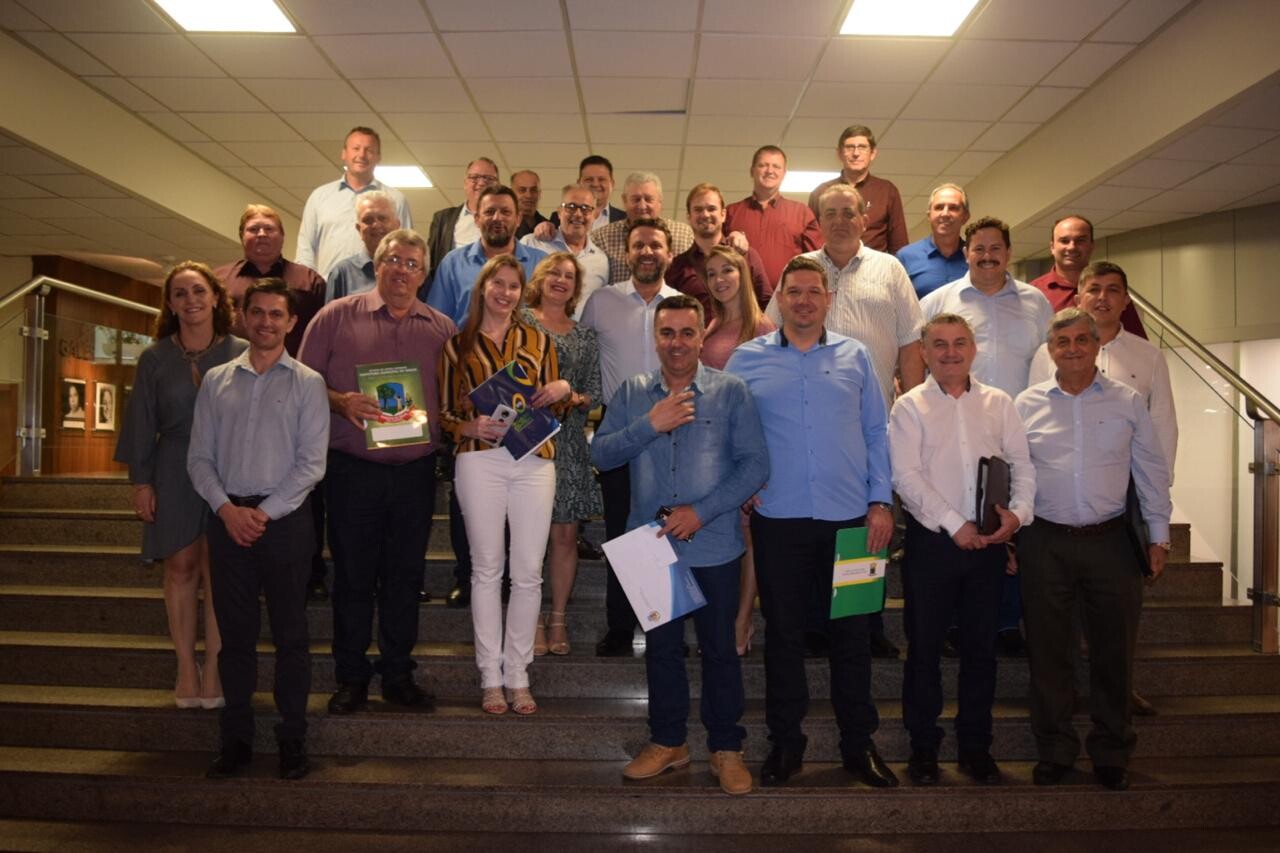 Deputado Jerry Comper e prefeitos da Amavi
