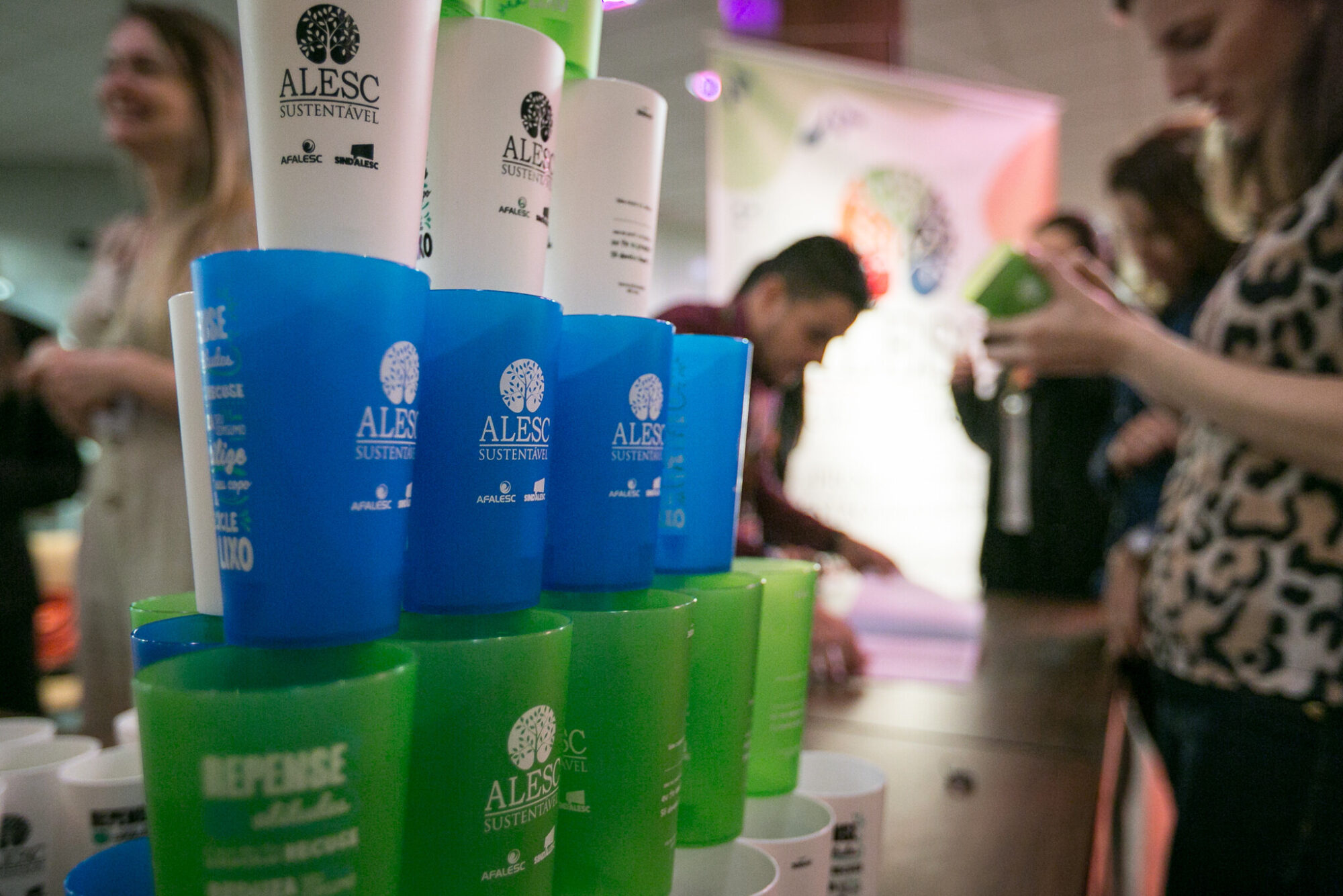 Entrega de copos reutilizáveis marca início do programa Alesc Sustentável