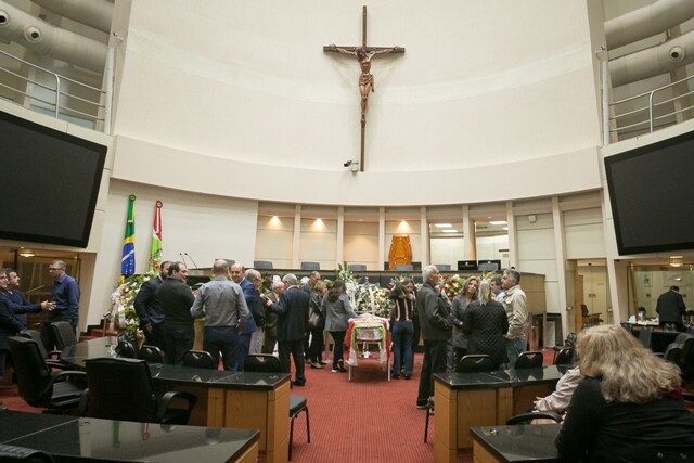 Amigos e familiares prestam as últimas homenagens a Antonio Carlos Vieira