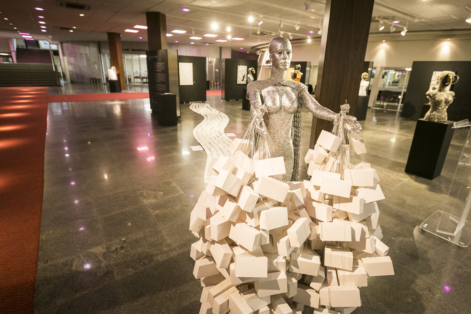 Exposição “Até que a morte os separe” retrata o consumo de medicamentos