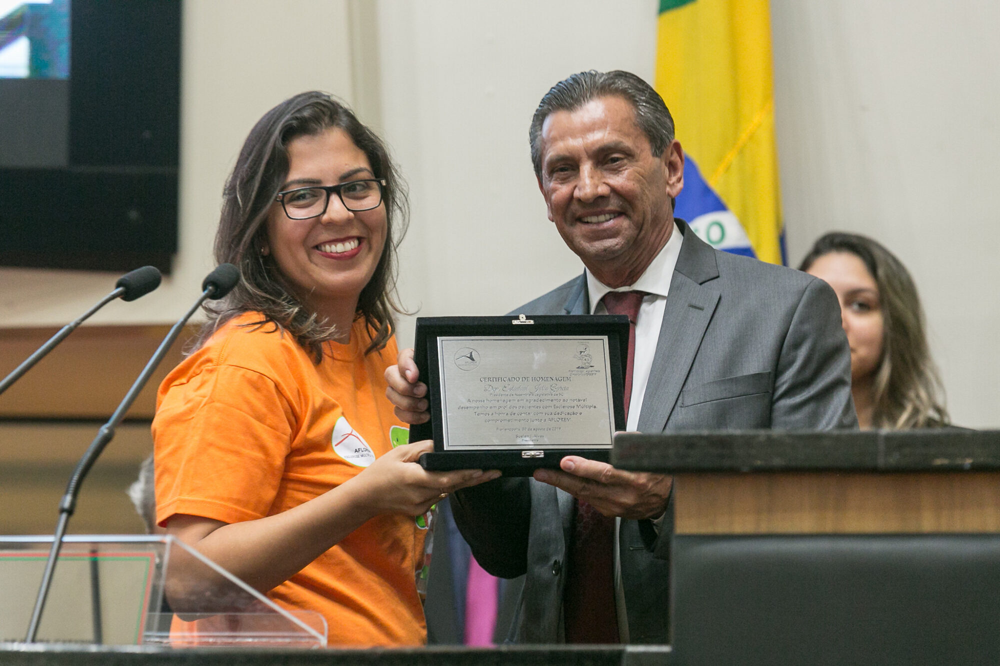 Suelen entrega placa de agradecimento ao deputado Julio Garcia (PSD), que preside a Assembleia Legislativa.