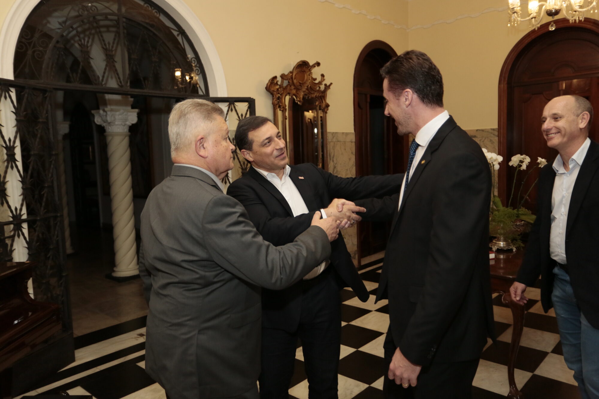 Reunião foi intermediada pelo deputado Fernando Krelling que tem agido como interlocutor das demandas do executivo na capital FOTO: Jaksson Zanco/Seco