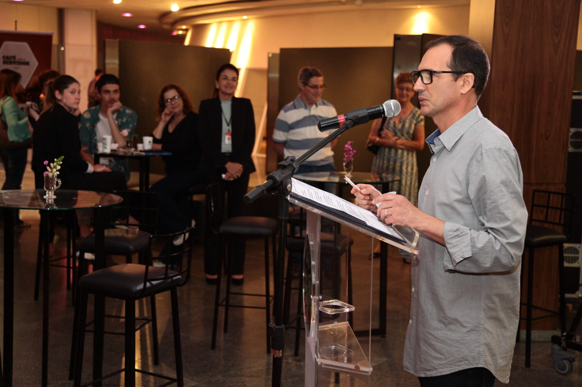 Alesc sedia lançamento de livro de poesia A Vida é uma Viagem