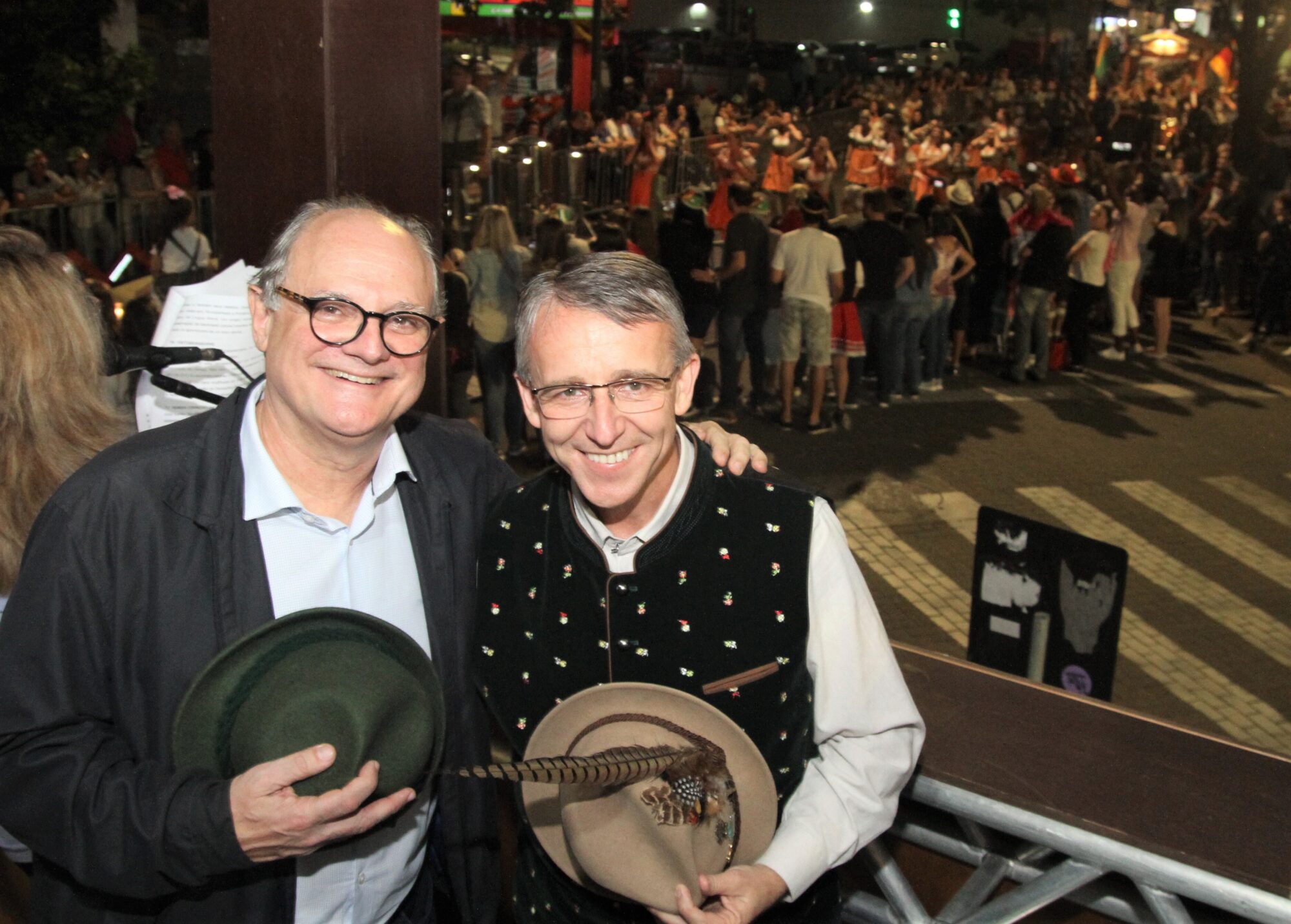 Caropreso e  prefeito de Blumenau, Mário Hildebrandt, acompanham desfile da Oktoberfest na rua XV Novembro
