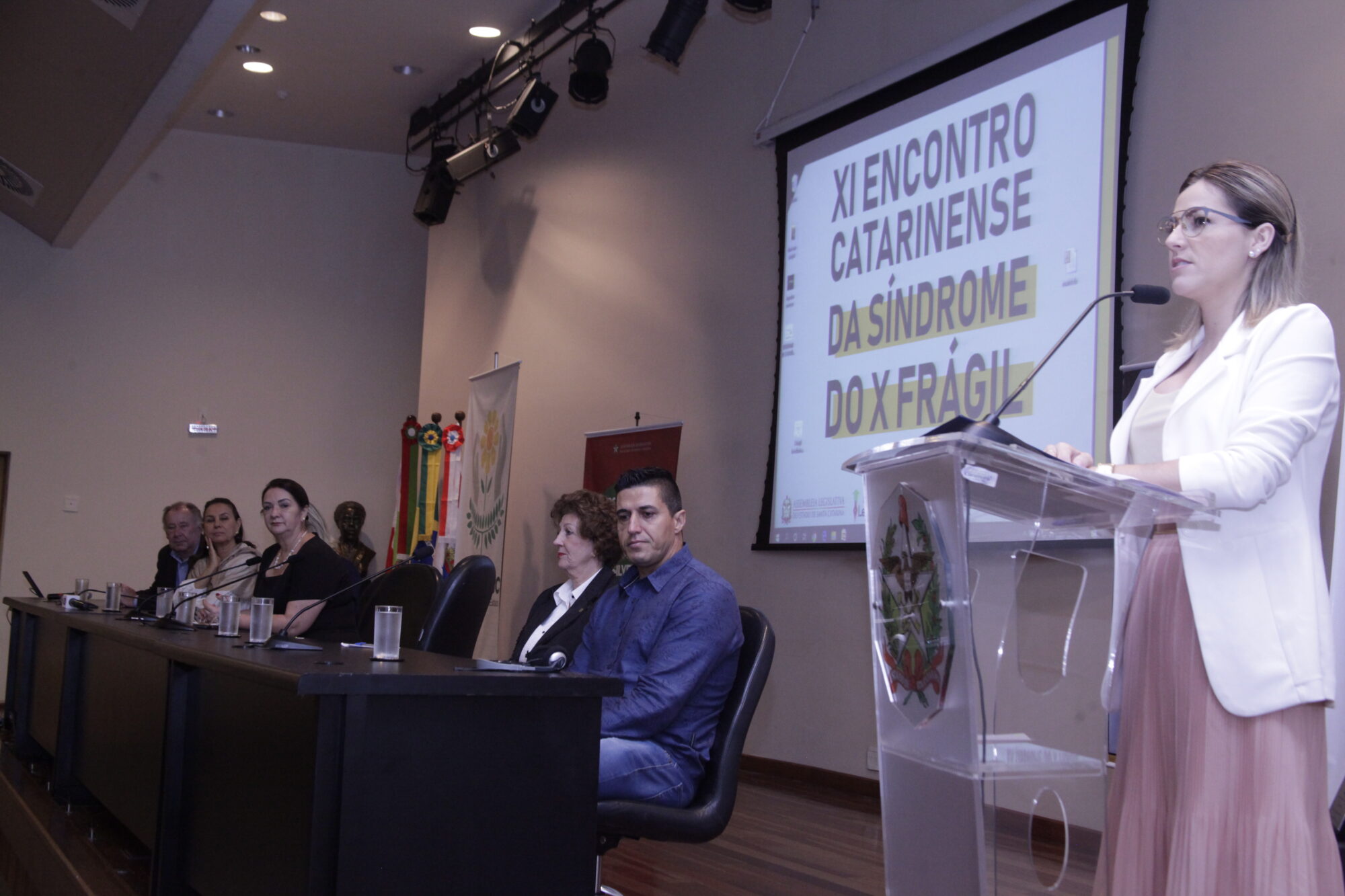 Valquíria Vick da Silva (ao microfone) preside a A-XFRA-SC