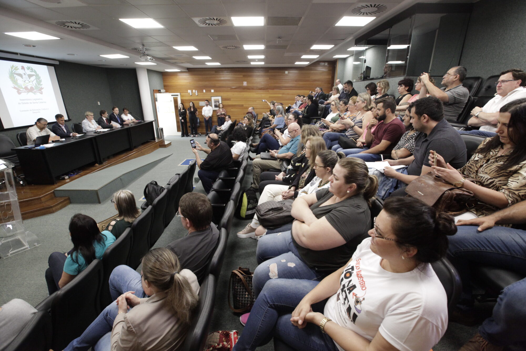 Alesc debate melhoria nas condições de trabalho de assistentes pedagógicos