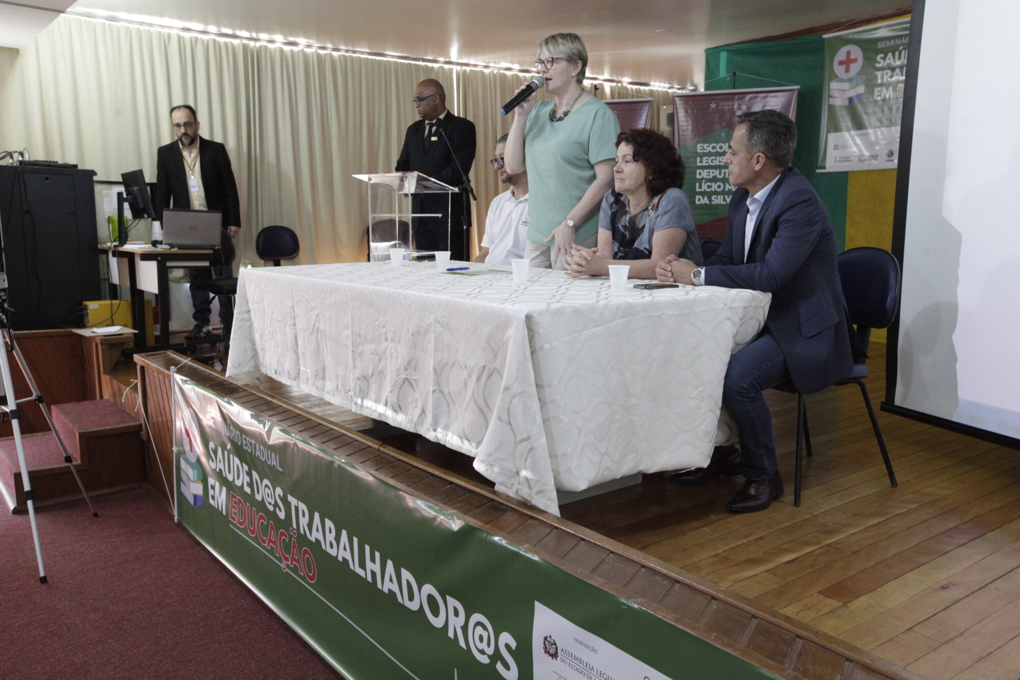 Seminário em Florianópolis aborda a saúde do trabalhador em educação