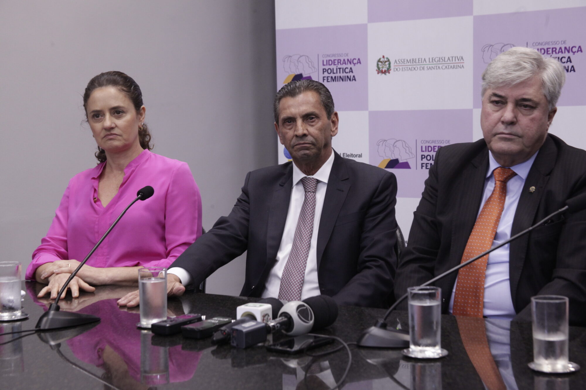 Deputada Marlene Fengler, deputado Julio Garcia e desembargador Cid Goulart Júnior na coletiva de imprensa após abertura do seminário