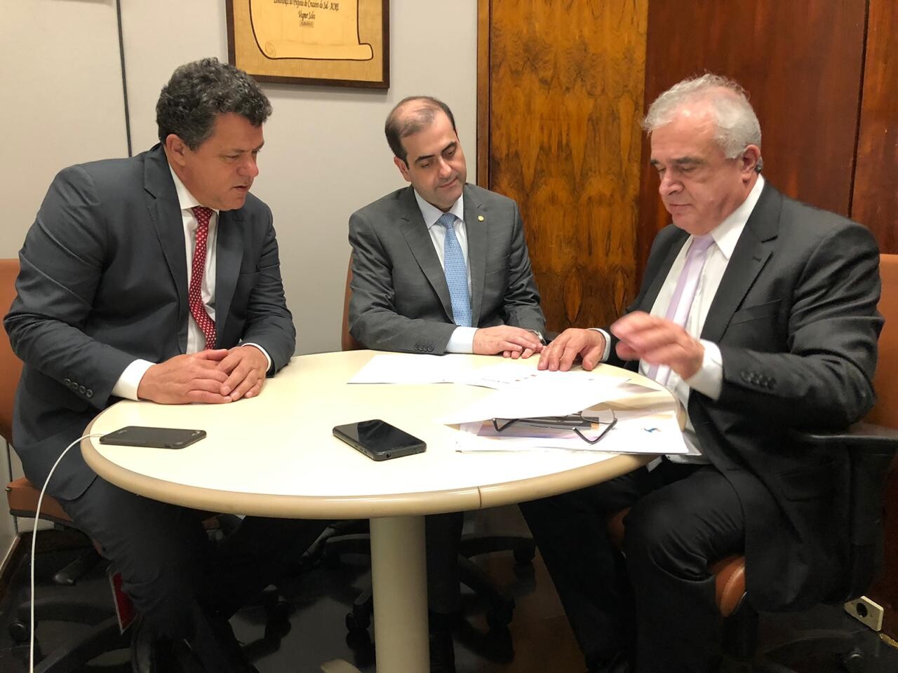 Ivan Naatz e o presidente do Hospital Santo Antonio, Jorge Censi, tiveram reunião com o deputado federal Carlos Chiodini, em Brasília