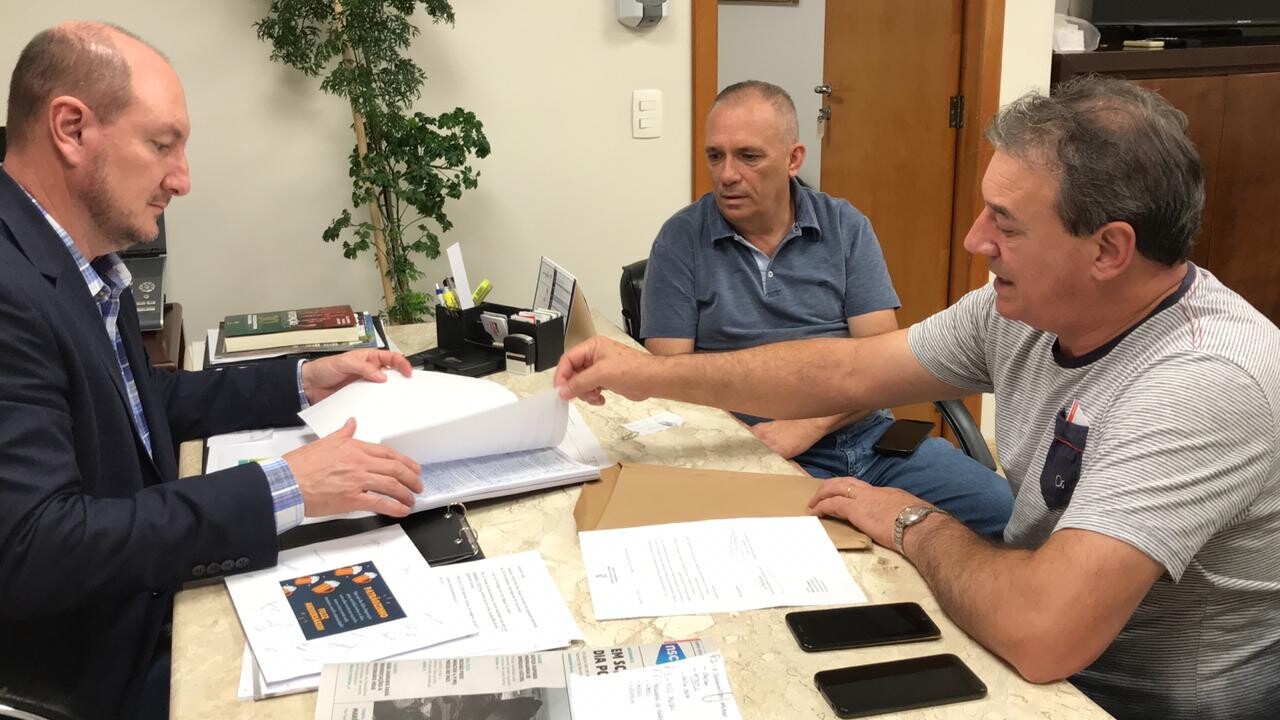 Deputado Mauro de Nadal e dirigentes do esporte de Chapecó