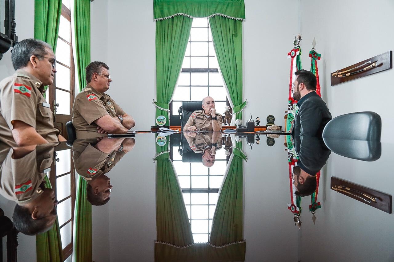 Deputado Marcius Machado em reunião com o comando da PM FOTO: Luca Gebara
