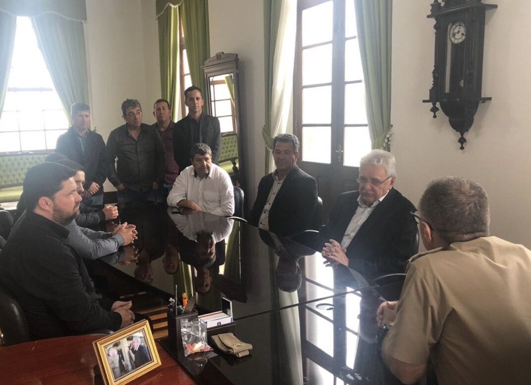 Deputado Moacir Sopelsa e vereadores do Balneário Gaivota no comando da PM