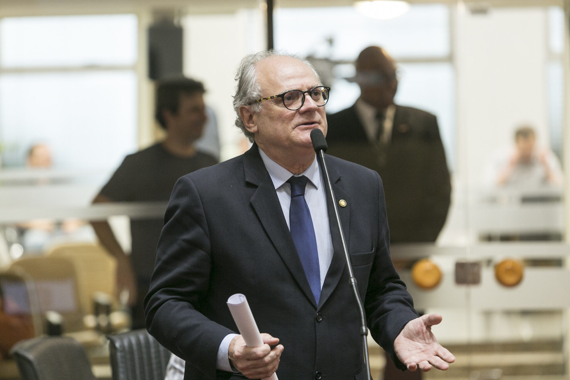 Assembleia aprova projeto que obriga placa informando por que obra parou