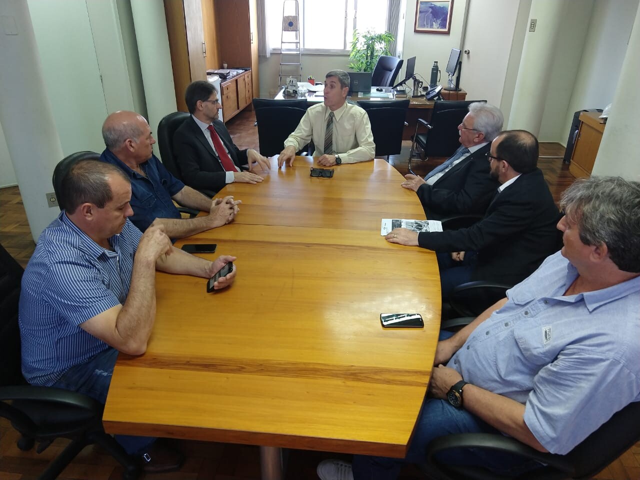 Deputado Neodi Saretta em reunião na Secretaria de Infraestrutura FOTO: Divulgação