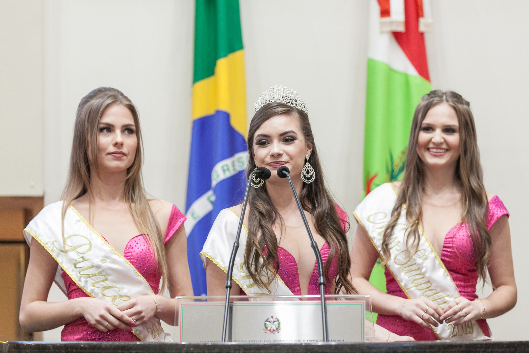Modelo promove a Festa Estadual do Porco Assado no Rolete