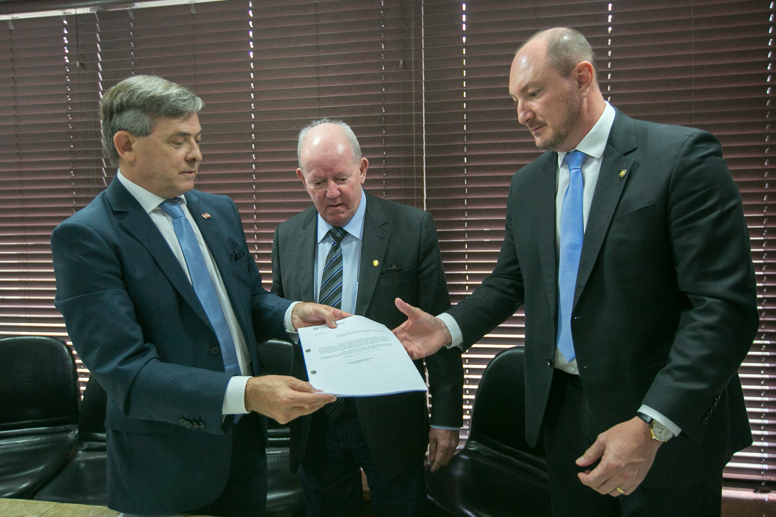 Secretário da Fazenda, Paulo Eli, Deputado Marcos Vieira (PSDB) e Presidente em exercício da Alesc, Deputado Mauro de Nadal (MDB)