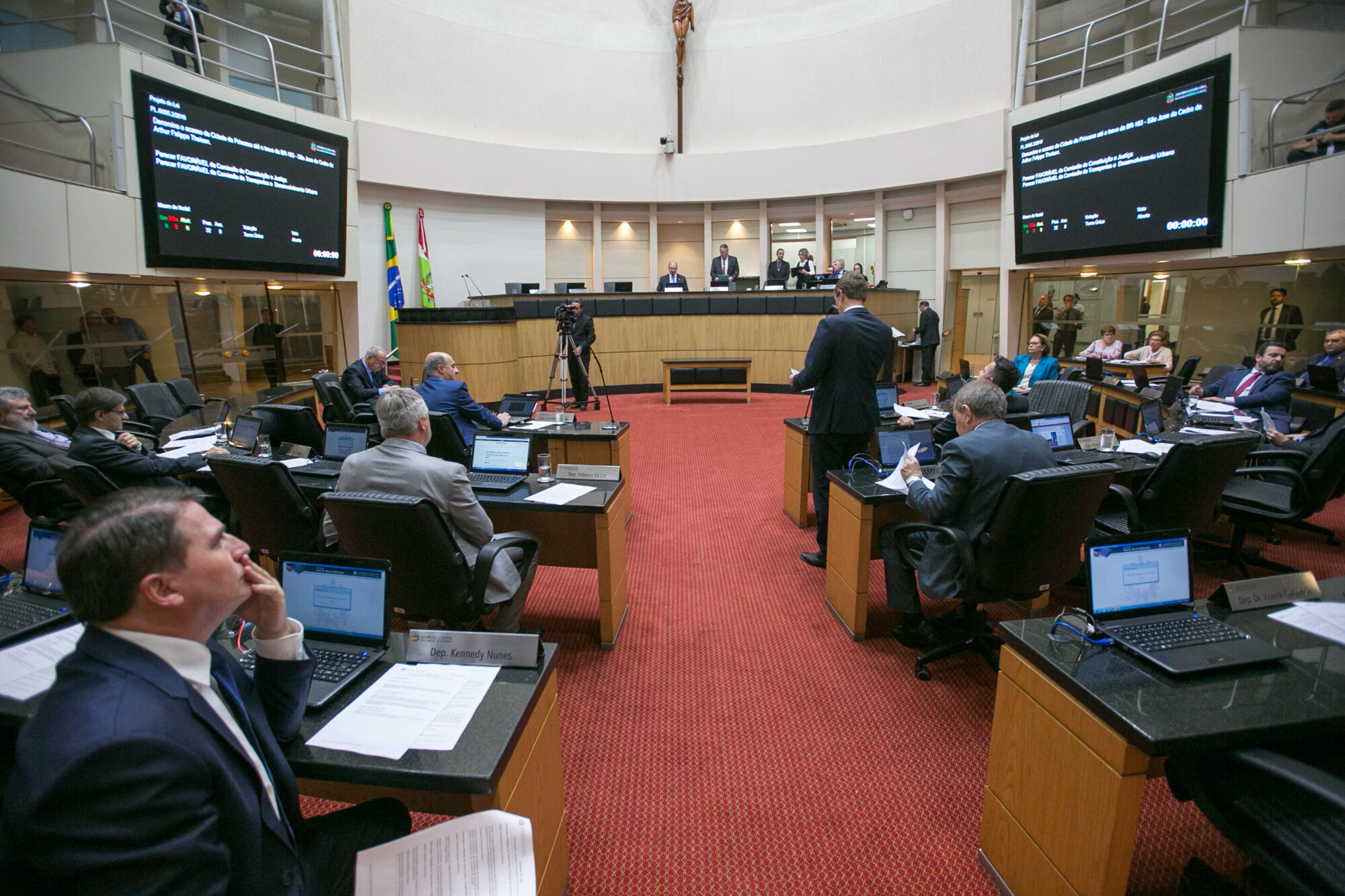 Deputados criticam decisões do STF e do presidente da República