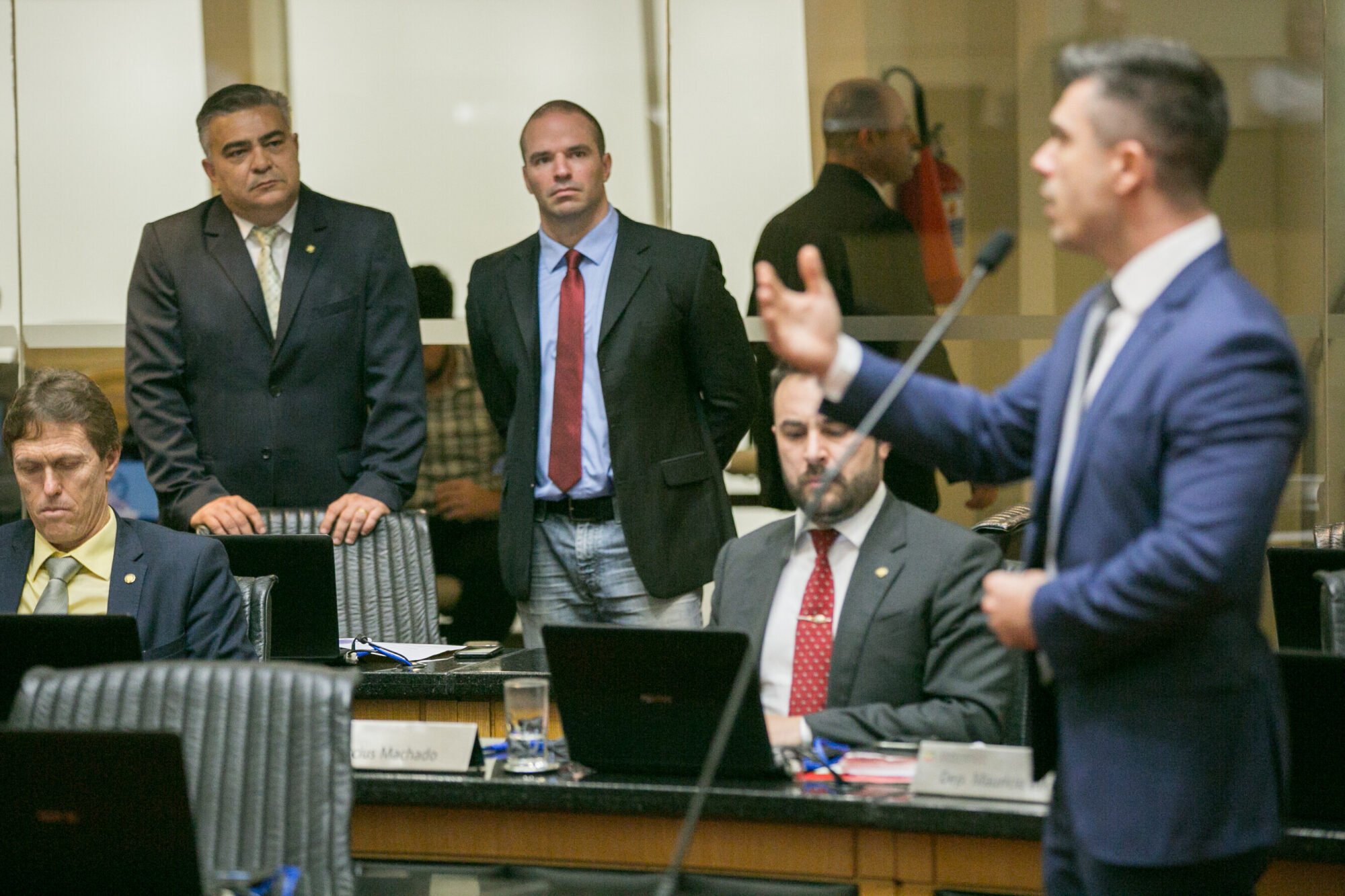 Deputado Bruno Souza, observado por Sargento Lima e Jessé Lopes, foi autor de uma das moções