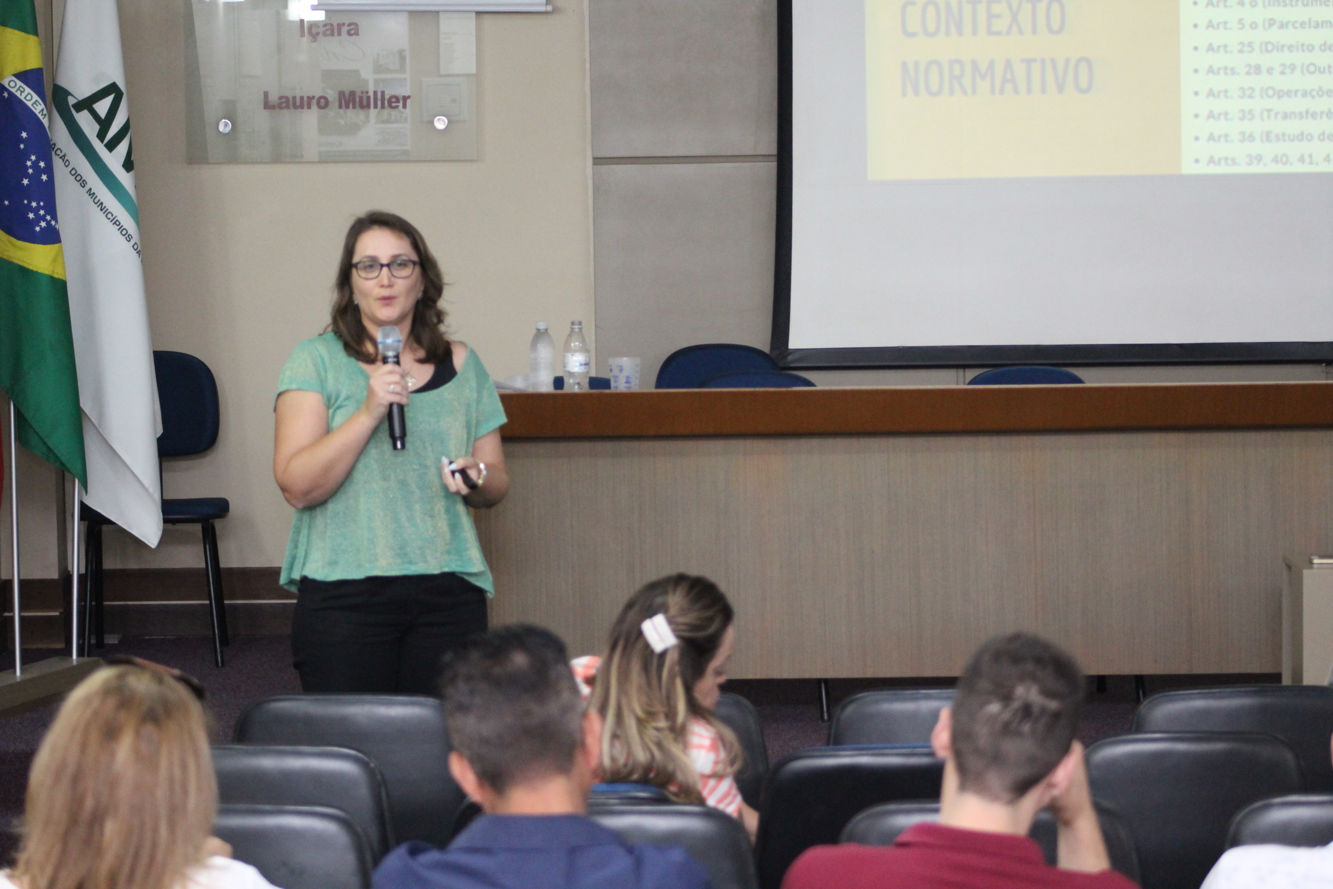 Seminário Municipal de Agentes Públicos e Políticos - Jaqueline Andrade, palestrante