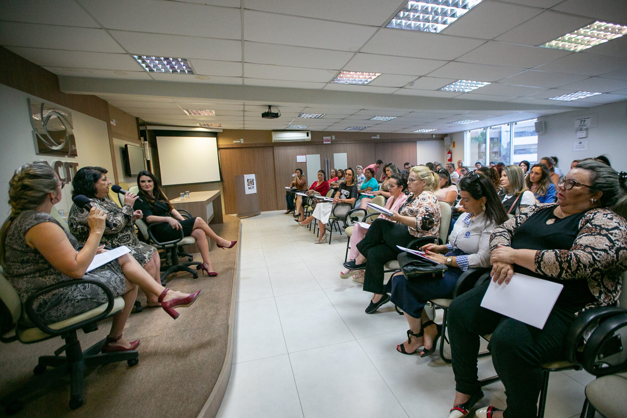 Seminário em Tubarão incentiva a participação da mulher na política
