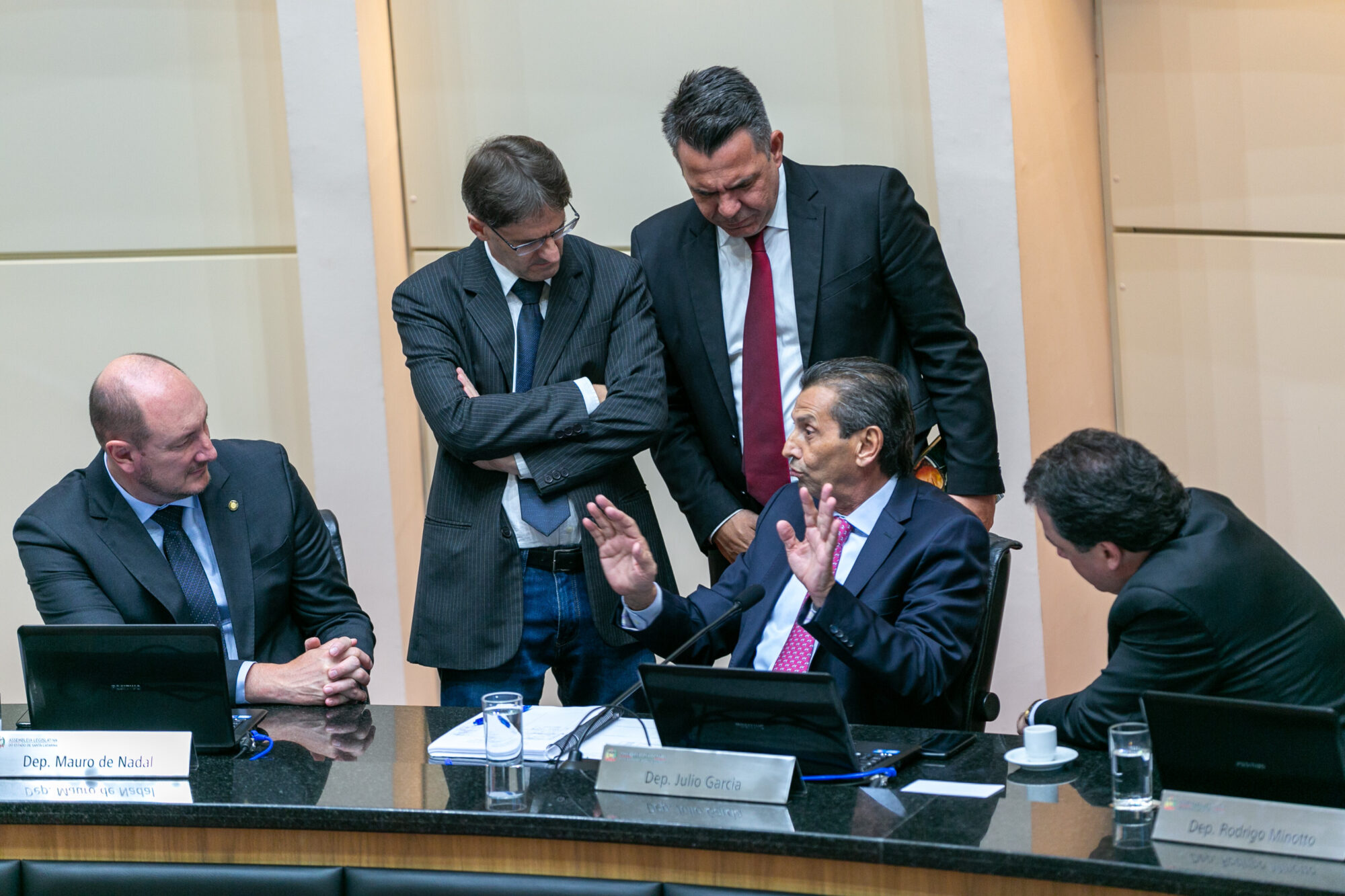Violência contra a mulher e críticas ao governador: assuntos da sessão