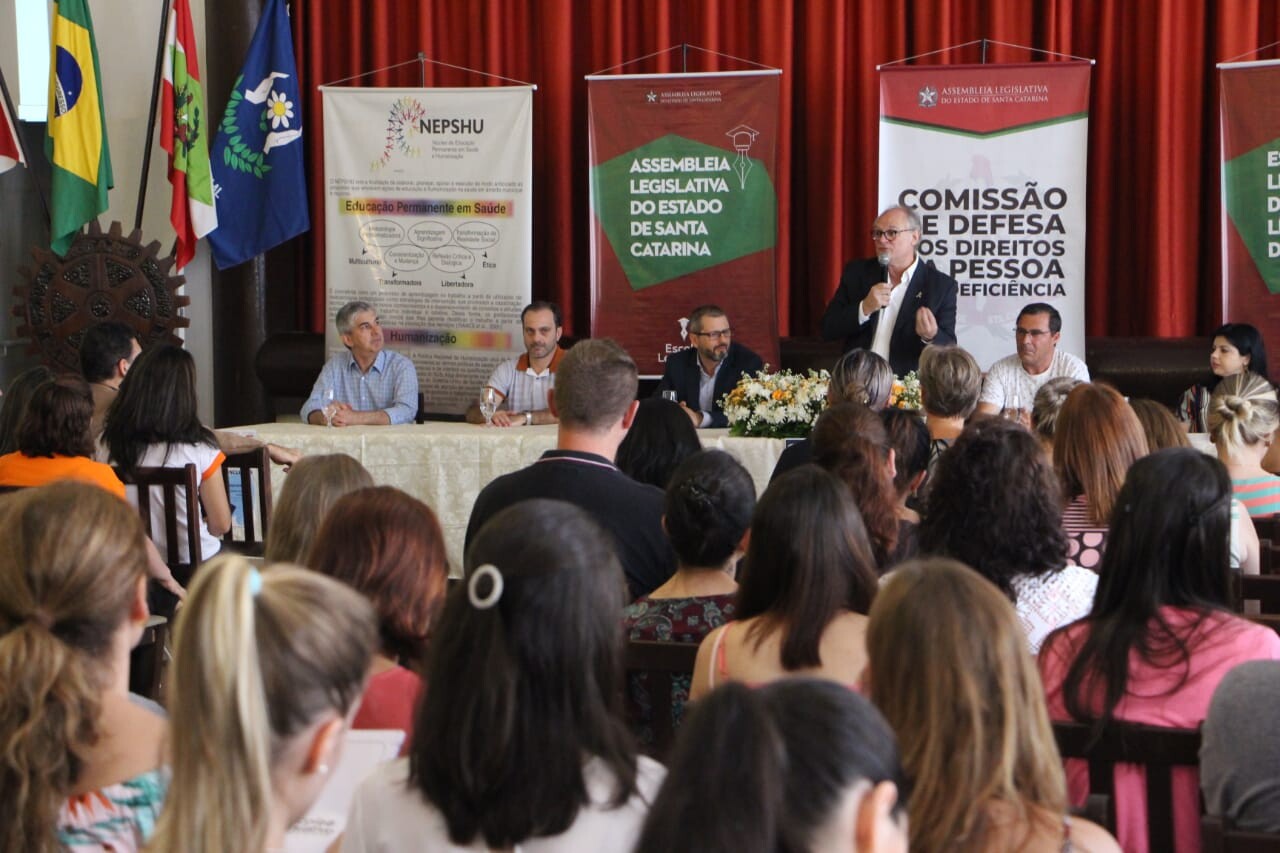 Indaial debate avanços no tratamento e processo educacional sobre autismo