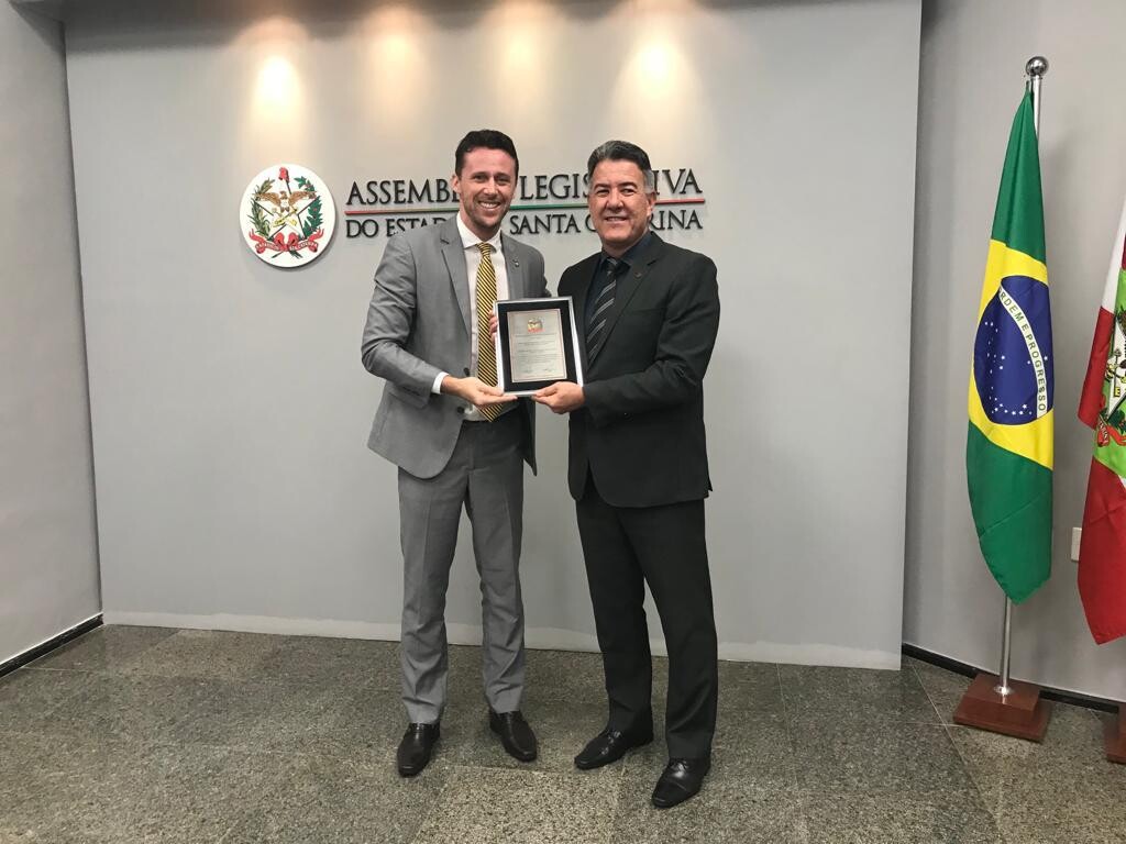 Fernando Krelling homenageia Cref3/SC e recebe medalha