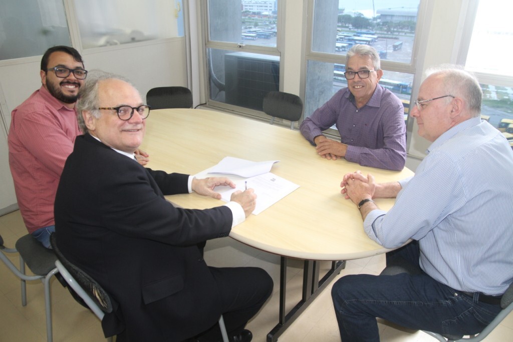 Dr. Vicente garante R$ 100 mil para Apae de Pouso Redondo