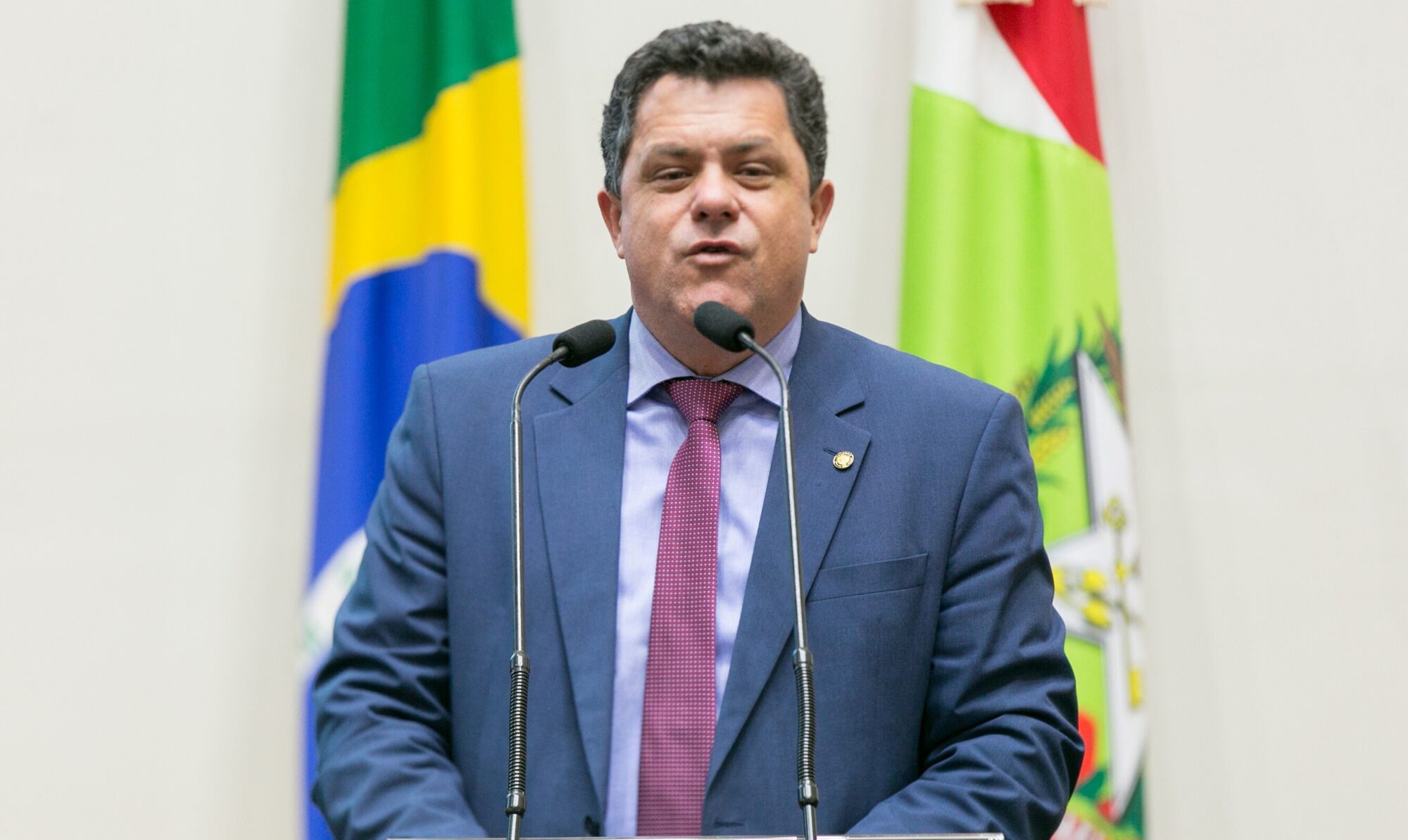 PMs que salvaram vida de jovem são homenageados por Ivan Naatz