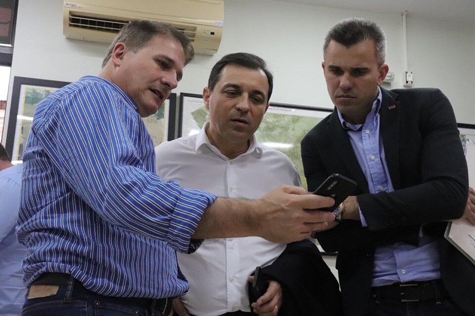 Altair Silva e Carlos Moisés realizam roteiro pelo Oeste com entregas