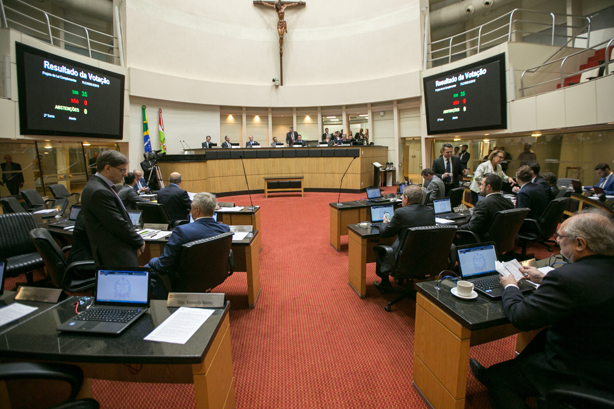 Destaques da sessão: prestação de contas e licitação suspensa