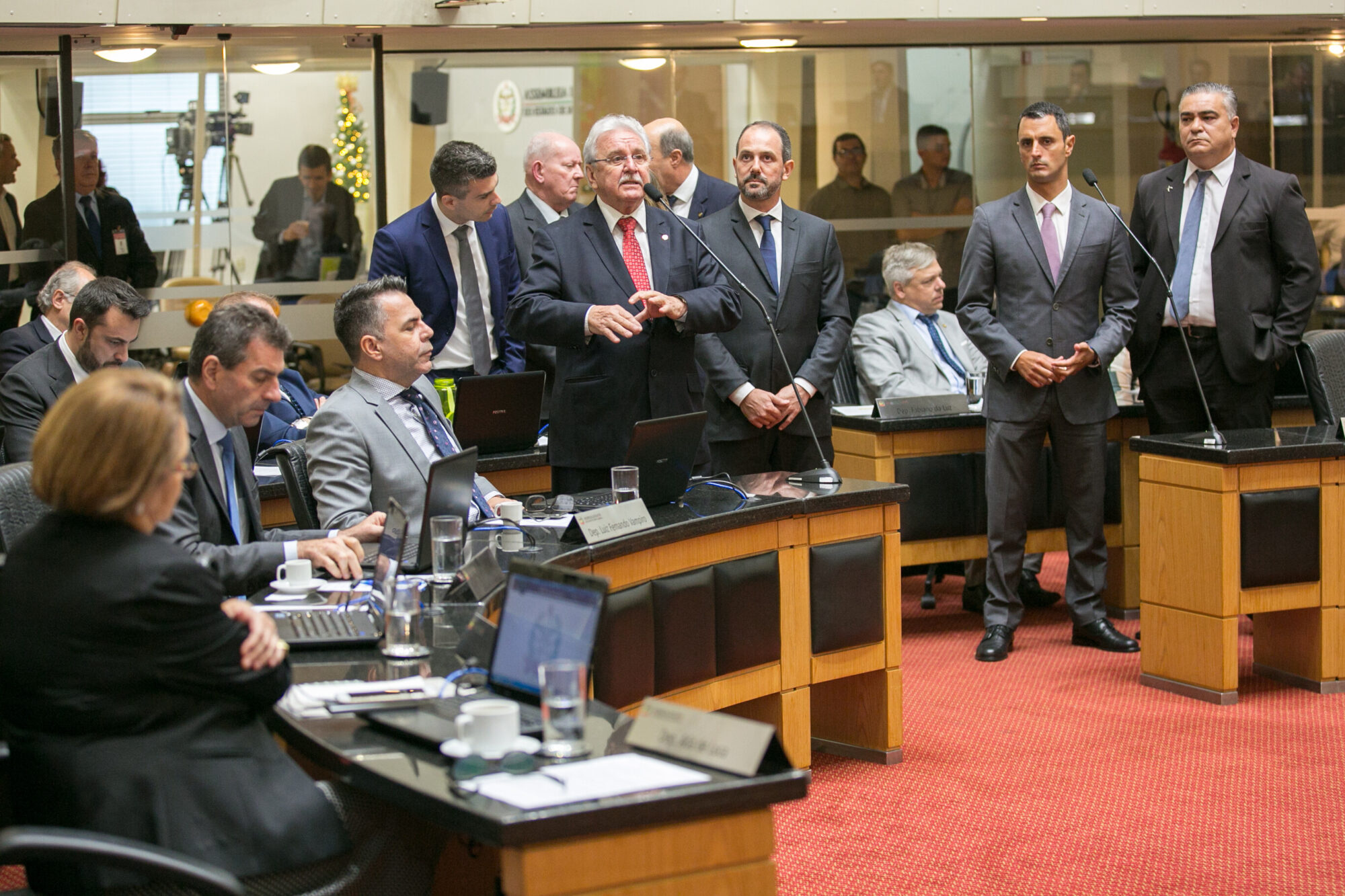 Deputados aprovam orçamento e rejeitam emenda de R$ 100 mi para PMSC