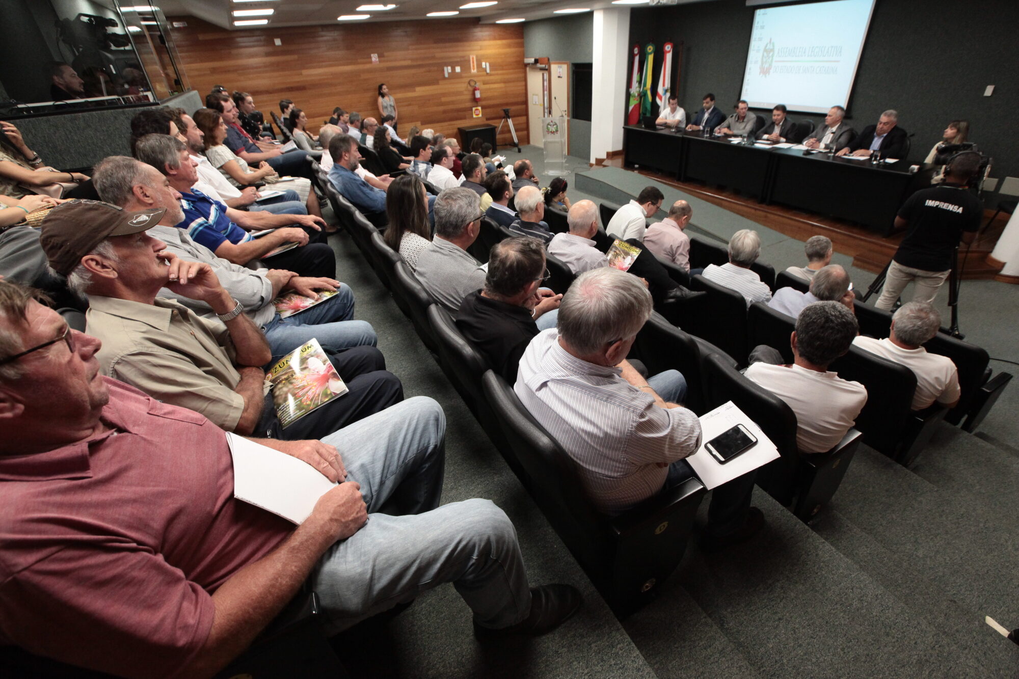 Câmara dos Deputados debate impacto dos agrotóxicos sobre as abelhas