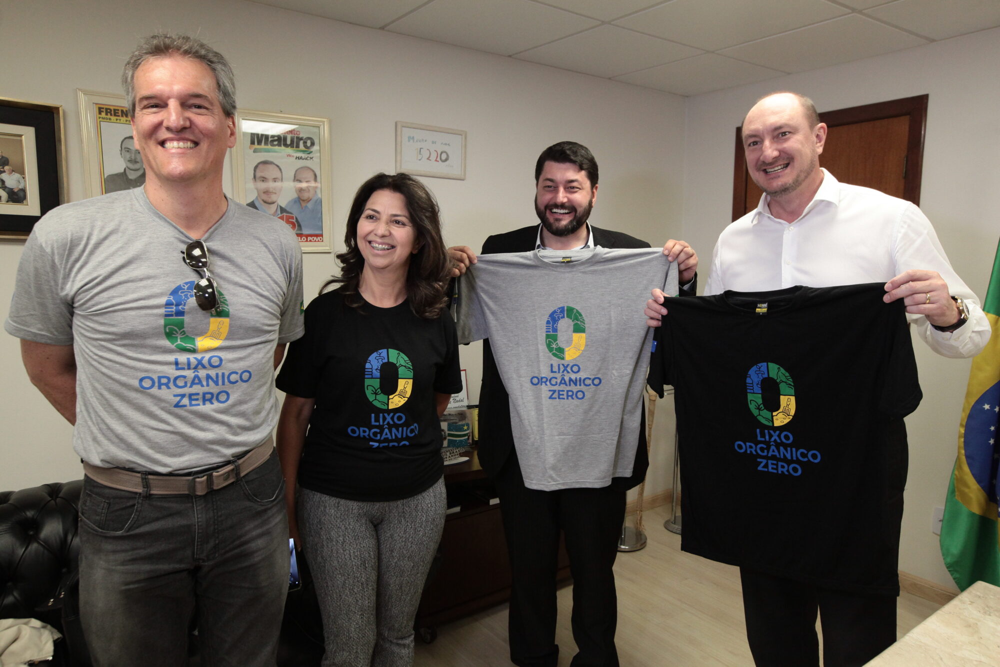 Deputado Mauro de Nadal, reitor eleito, Dilmar Baretta,e professores da Udesc com a camisa do projeto Lixo Orgânico Zero