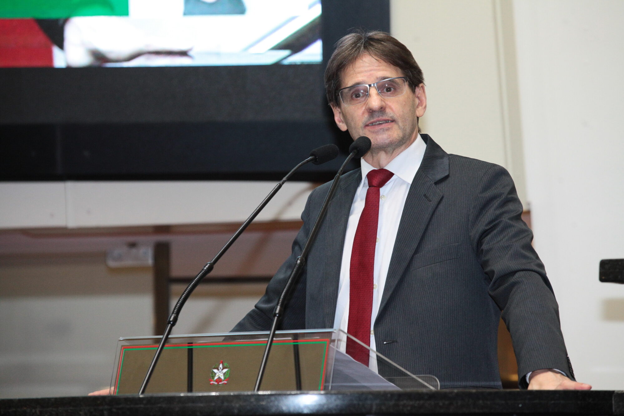 Saretta propõe a presença de psicólogo ou assistente social em escolas públicas