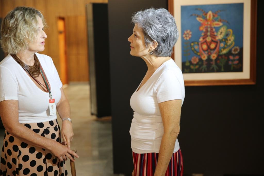 Any Santos, gerente cultural da Alesc, e Sandra Meyer, curadora da mostra