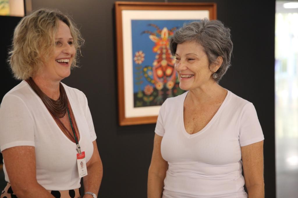 Any Santos, gerente cultural da Alesc, e Sandra Meyer, curadora da mostra