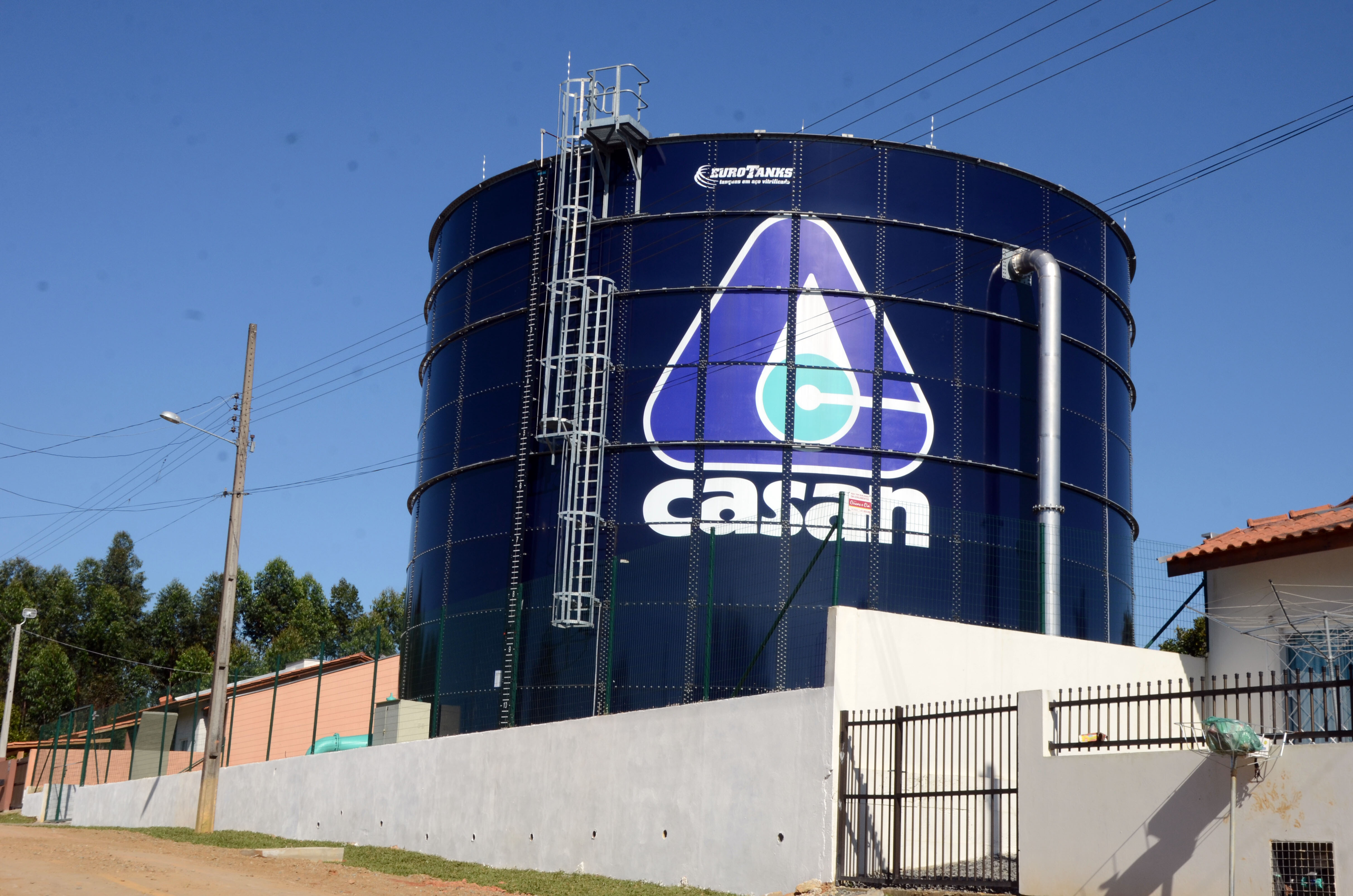 Sancionadas leis sobre venda de ações da Casan e produtos em farmácias
