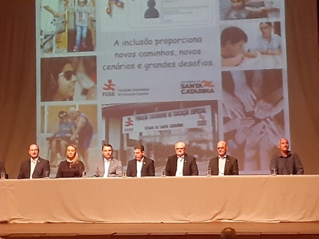 Deputados Mauro de Nadal e Dr. Vicente prestigiaram o ato no Centro Administrativo