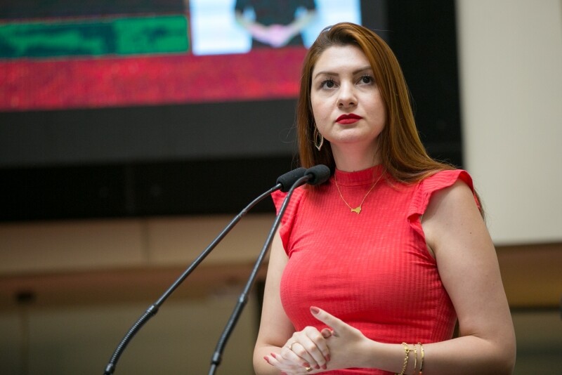 Ana denuncia erotização em salas de aula e recebe apoio de ministra Damares
