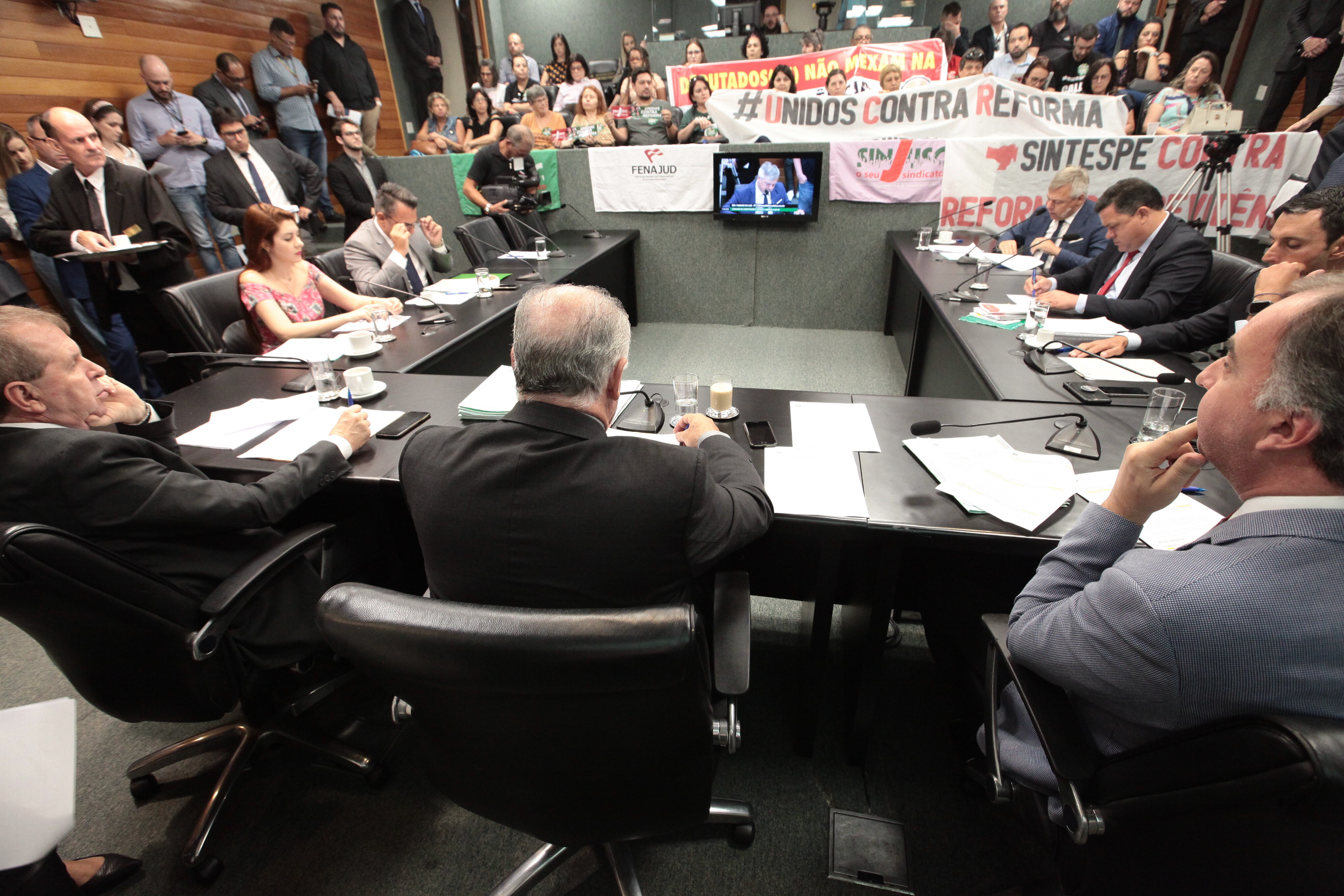 CCJ admite PECs da previdência e do repasse de recursos aos municípios