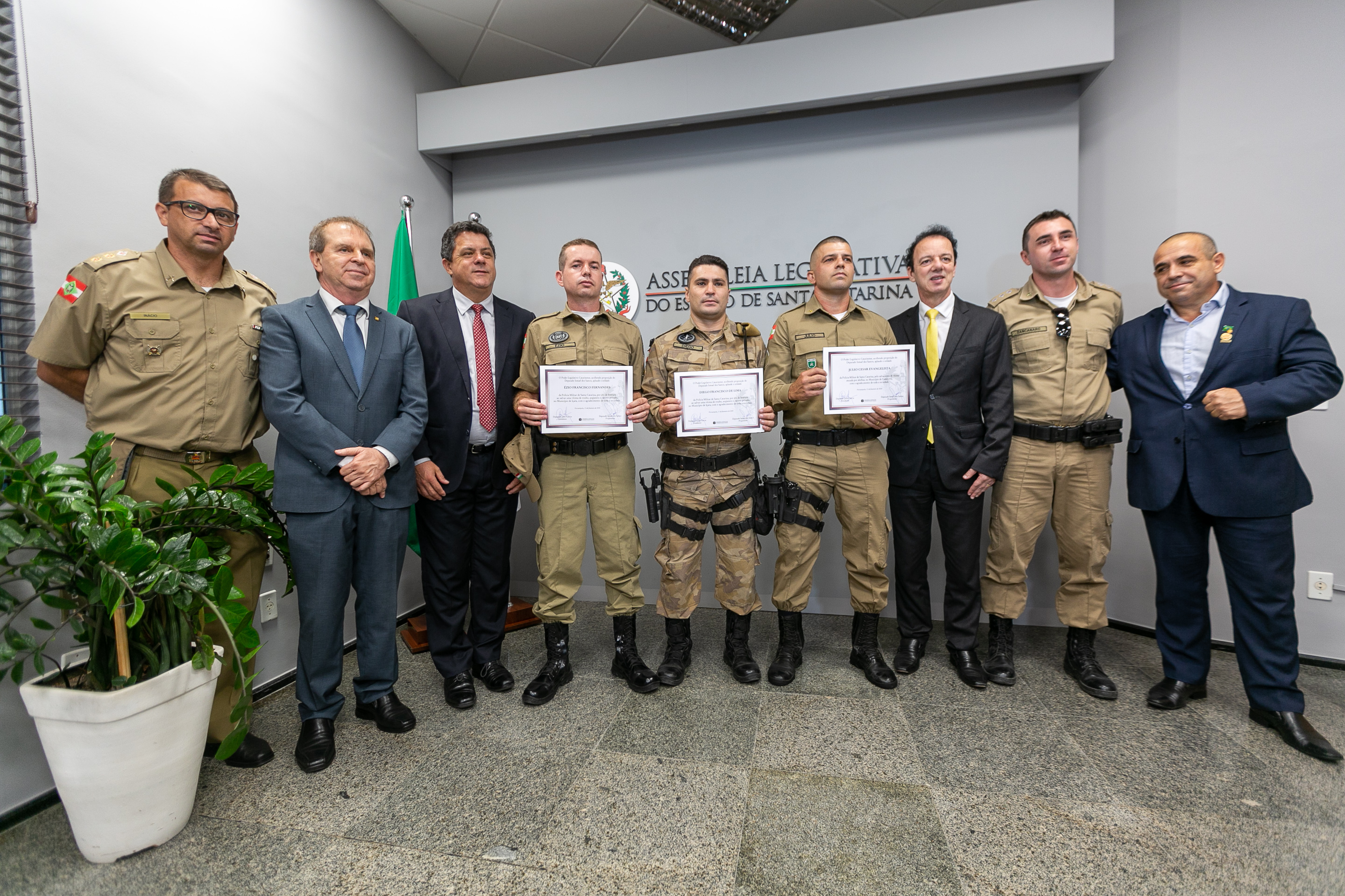 MOÇÃO – Policiais militares de Içara e Camboriú são homenageados por ato de bravura