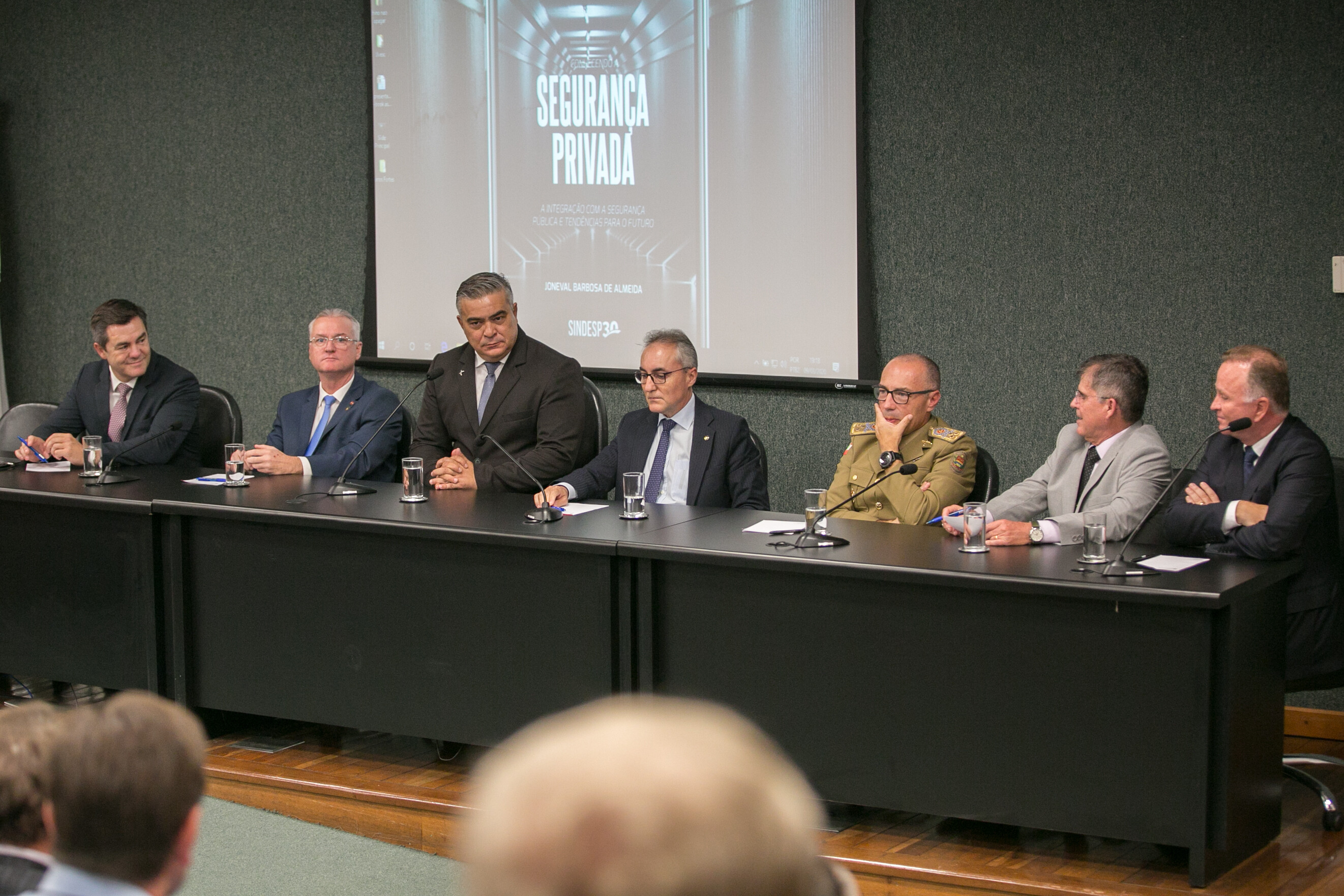 Obra lançada na Alesc incentiva a integração entre segurança pública e privada