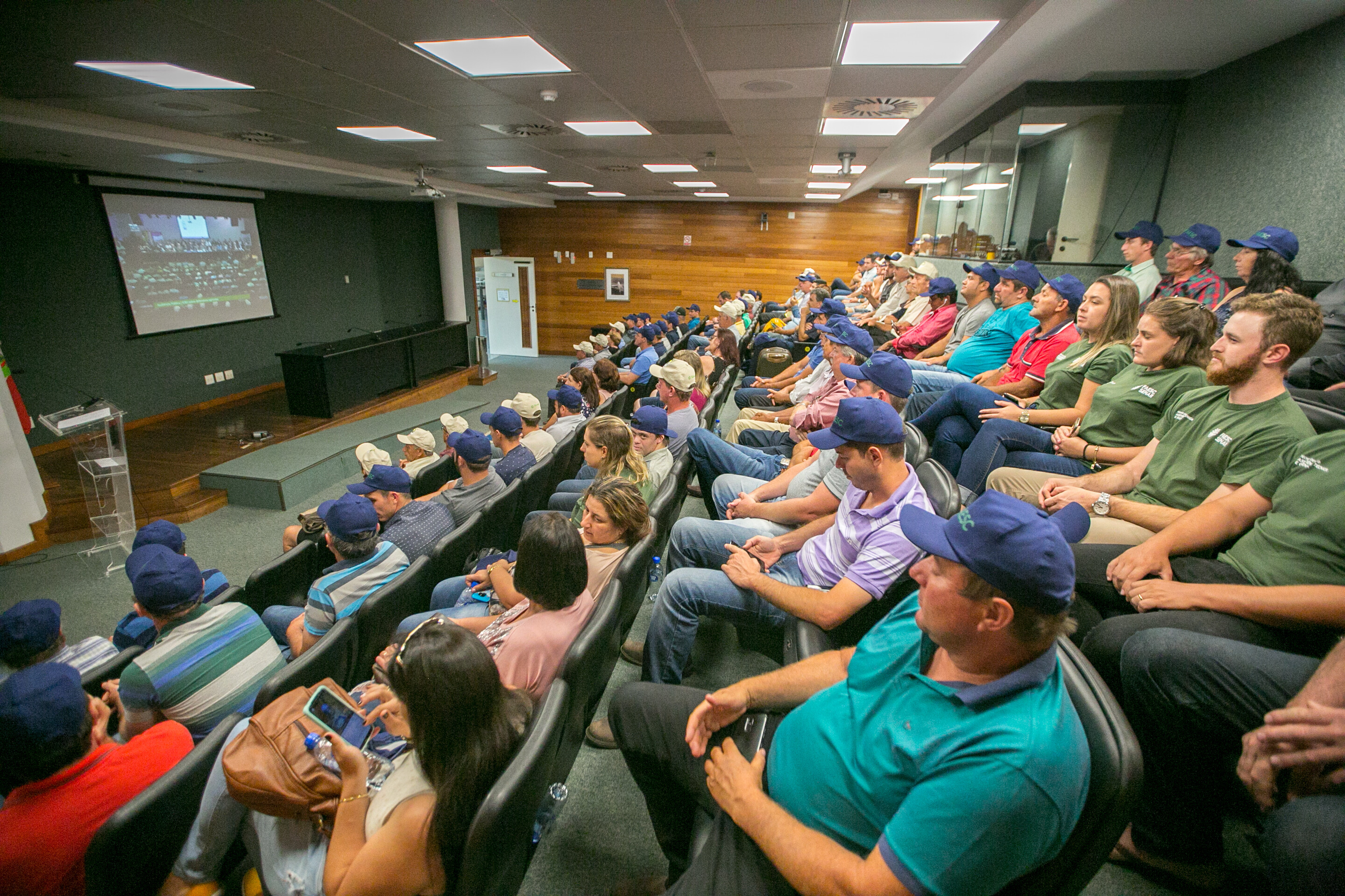 Agricultores acompanham a audiência no Plenarinho