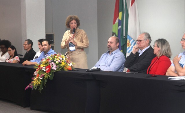 Presidente da Feapaes, Lorena Schmidt (ao microfone)